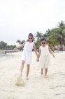 Дві маленькі сестри проводять час разом на пляжі — стокове фото