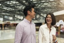 Giovane casuale asiatico coppia a shopping centro commerciale — Foto stock