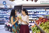 Два молодих азіатські жінки разом покупки в торговому центрі для їжі — стокове фото
