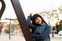 Junge eurasische Frau posiert in einem Park in Barcelona — Stockfoto
