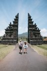 Back view of young couple in Bali — Stock Photo