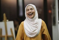 Junge asiatische Geschäftsfrau im Hijab lacht im modernen Büro — Stockfoto