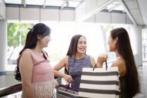 Lindo asiático mujeres con compras bolsas - foto de stock