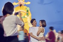 Jovem asiático amigos se divertindo no chinês ano novo festival e tendo foto — Fotografia de Stock