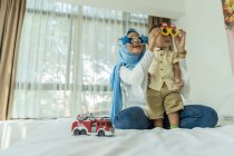Mutter und Kind haben Spaß im Zimmer — Stockfoto