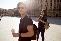 Bella giovane coppia asiatica trascorrere le vacanze a Barcellona — Foto stock