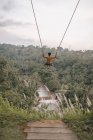 Visão traseira do jovem em um balanço em Bali — Fotografia de Stock