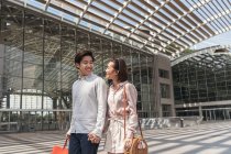 Giovane coppia asiatica trascorrere del tempo insieme — Foto stock