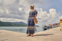 Mujer joven explorando la aldea de Ban Ao Yai en Tailandia - foto de stock