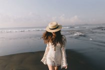 Jovem mulher passeando pela praia em Bali — Fotografia de Stock