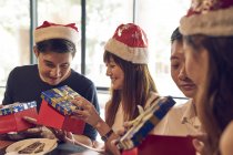Compagnie de jeunes amis asiatiques ensemble célébrer Noël — Photo de stock