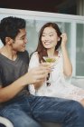Jovem asiático casal beber cocktails no café juntos — Fotografia de Stock