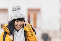 Touristin asiatische Frau mit Handy in europäischen Straße. Tourismuskonzept. — Stockfoto