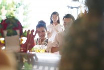 Молода щаслива азіатська сім'я на буддійському святі — стокове фото