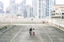 Jeune casual asiatique filles marche sur le toit — Photo de stock