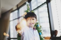 Asiatique famille célébrant Noël vacances, garçon avec feu d'artifice scintillant — Photo de stock