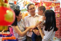 Счастливая азиатская семья проводит время вместе в китайском новом году — стоковое фото