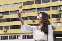 Junge lässige asiatische Mädchen, die Selfie — Stockfoto
