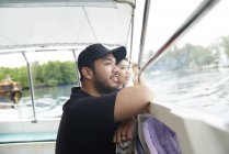 Parejas jóvenes disfrutando de la vista en un ferry a Koh Chang, Tailandia - foto de stock