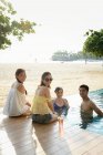Bella giovani asiatico amici relax vicino piscina — Foto stock
