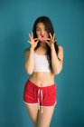 Giovane donna cinese attraente con una ciambella — Foto stock