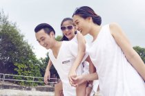 Felice famiglia asiatica trascorrere del tempo insieme sulla spiaggia — Foto stock