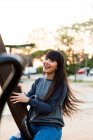 Junge eurasische Frau reitet Schluck und schaut in die Kamera — Stockfoto