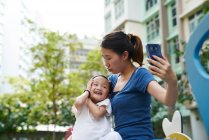 Giovane madre si fa un selfie con il suo bambino — Foto stock