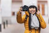 Туристична азіатка використовує камеру на європейській вулиці. Концепція туризму . — стокове фото