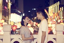 Молода пара проводити час разом у китайський новий рік — стокове фото