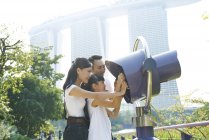 Familia explorando Jardines junto a la Bahía Singapur - foto de stock