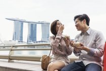 Jovem asiático casal passar tempo juntos em Cingapura — Fotografia de Stock