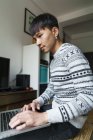 Asiático jovem homem usando laptop em casa — Fotografia de Stock