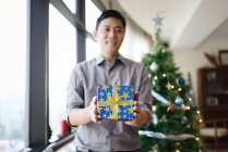 Feliz asiática familia en navidad vacaciones, hombre celebración de regalos - foto de stock