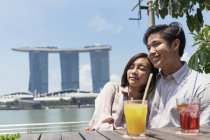 Jovem asiático casal passar tempo em conjunto com bebidas — Fotografia de Stock