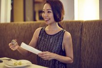 Jovem bela mulher asiática no restaurante — Fotografia de Stock