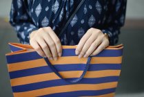 Imagem cortada de mulher em compras com saco de compras — Fotografia de Stock