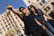 Schöne junge asiatische paar verbringen urlaub in barcelona — Stockfoto