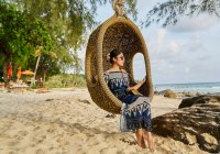 Jovem mulher sentada na praia em Koh Kood, Tailândia — Fotografia de Stock