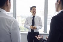 Bello asiatico uomini d'affari a riunione in ufficio — Foto stock
