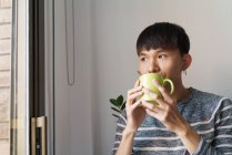 Jovem asiático homem beber café em casa — Fotografia de Stock