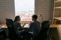 Giovane coppia cinese dalla finestra a casa — Foto stock