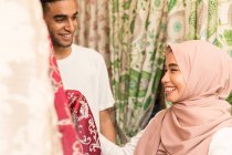 Jovem casal muçulmano comprando tecidos em uma loja — Fotografia de Stock