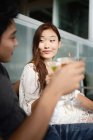 Молода приваблива азіатська пара п'є в кафе — стокове фото