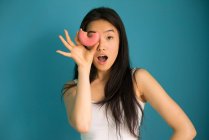 Jeune femme chinoise avec un beignet — Photo de stock