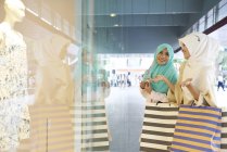 Mujeres guapas en Hijabs de compras en Raffles Place, Singapur - foto de stock