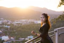 Retrato de bela mulher asiática posando para câmera na cidade de Phuket, Tailândia — Fotografia de Stock