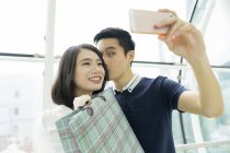 Jovem ásia casal tomando selfie — Fotografia de Stock