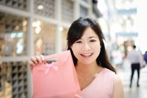 Joven hermosa mujer asiática con bolsa de compras - foto de stock