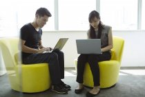 Gutaussehende asiatische Geschäftsleute arbeiten zusammen im Büro — Stockfoto